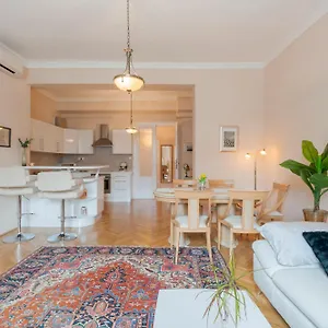 View To The Roofs Luxury With 2 Bedrooms , Budapest Hongrie